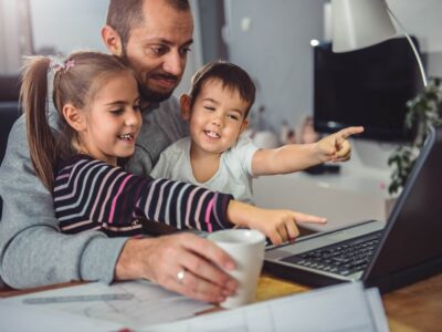 ojciec i dwójka dzieci przy komputerze